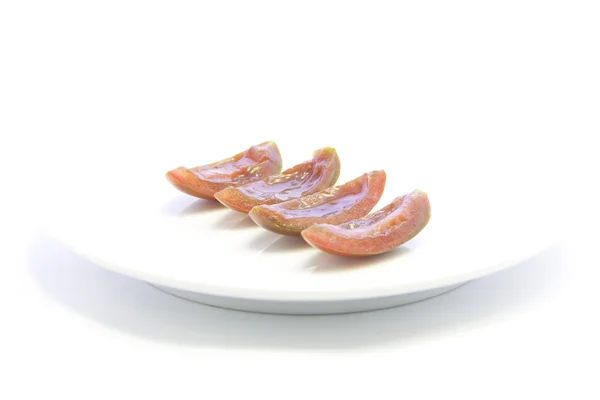 Zwarte vlees tomaat gesneden zonder zaad op plaat — Stockfoto