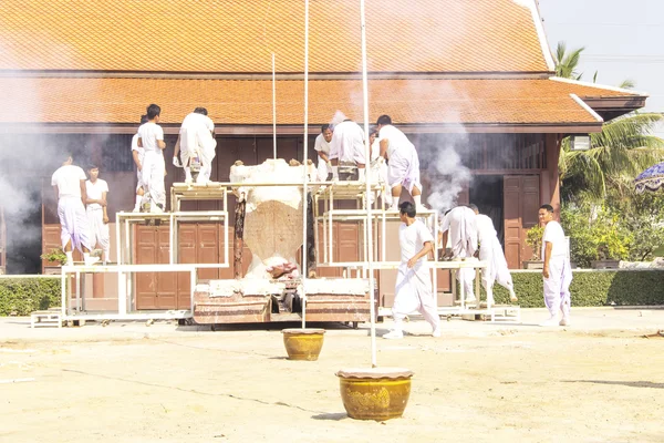 Buddhists in white clothes making step ritual — Stock Photo, Image