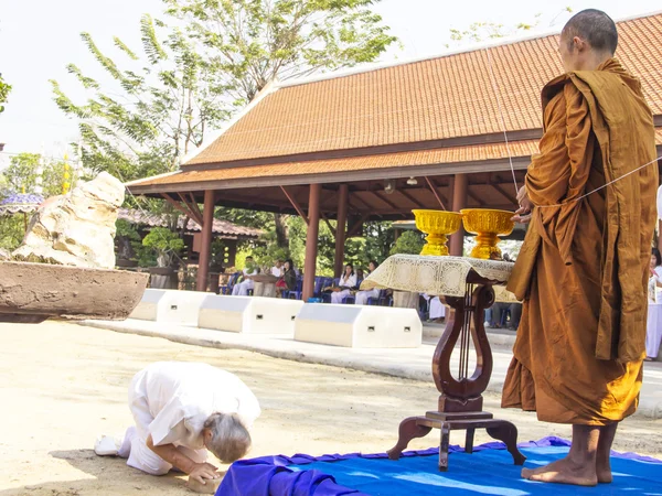 Buddhist prostrate oneself to the monk — Stock Photo, Image