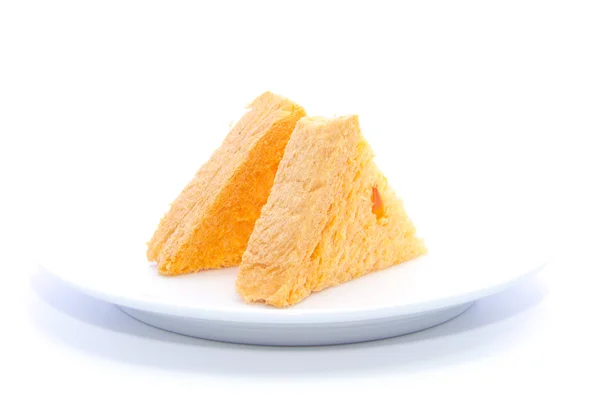 Beyaz tabağa dilimlenmiş havuç ekmek sandviç — Stok fotoğraf