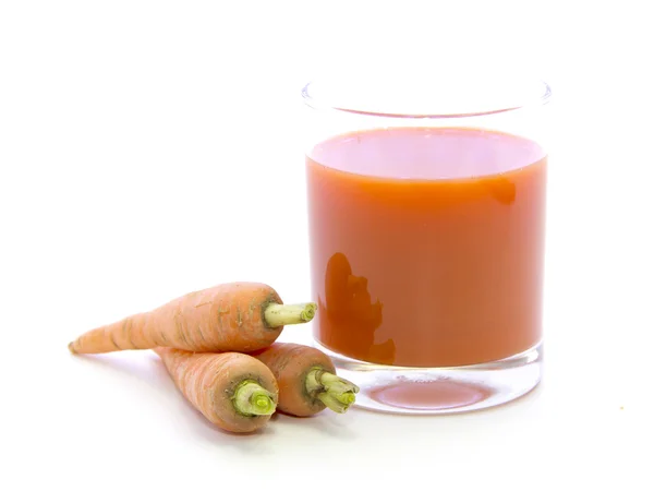 Vaso de jugo con zanahorias crudas — Foto de Stock
