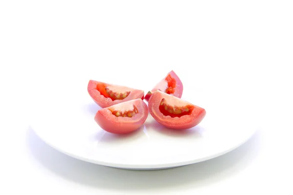 Beyaz tabakta adet dilimlenmiş domates