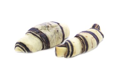 Yarım çikolata ile dilimlenmiş kruvasan