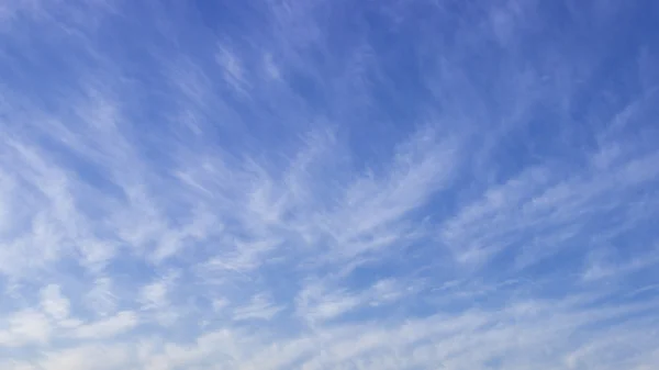 Облачно в летнем голубом небе — стоковое фото