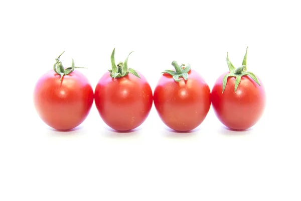 Frische Tomaten in gerader Linie anordnen — Stockfoto