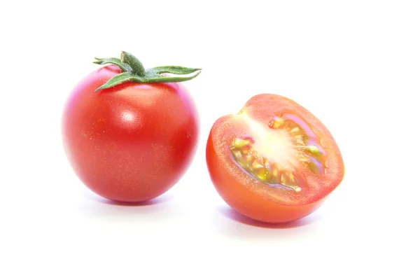 Ganze und halb geschnittene frische Tomaten — Stockfoto