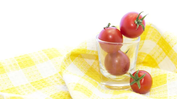 Frische Tomaten im Schnapsglas — Stockfoto