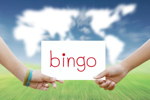 Zwei Hände halten ein Zeichen für das Bingo — Stockfoto
