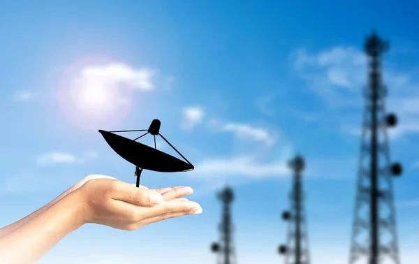 Tv med satellitkanaler i mänsklig hand signalen till antennen. — Stockfoto