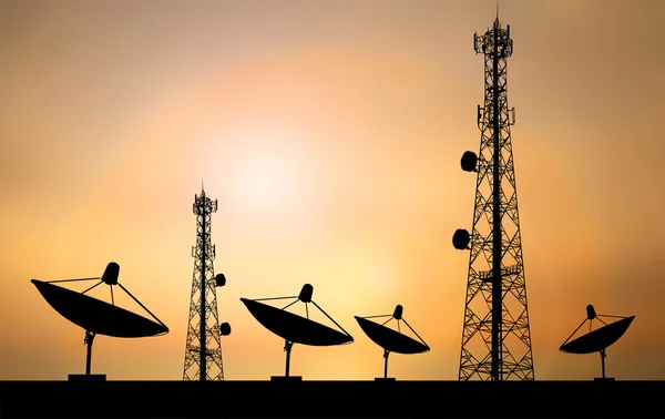 Satellit skugga och telefonens antenn orange himmel bakgrund — Stockfoto
