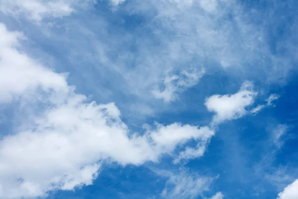 White fluffy clouds in the blue sky — Stock Photo, Image