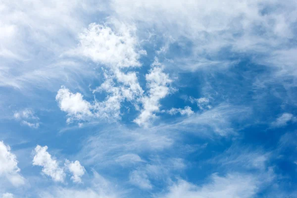 Błękitne niebo z chmurami latem — Zdjęcie stockowe
