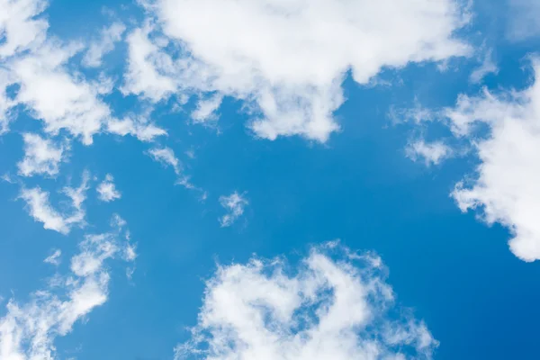 Modrá letní obloha s mraky — Stock fotografie