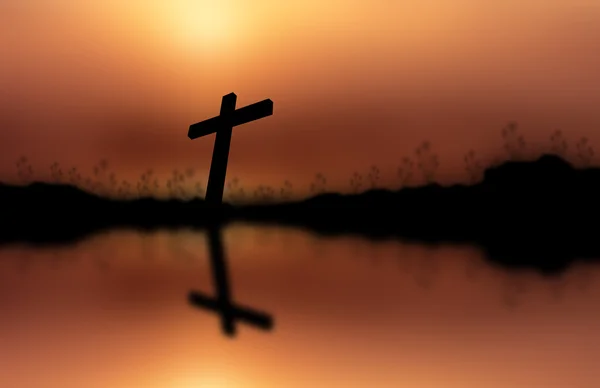 Silueta cruce reflectată pe fundalul apusului de soare — Fotografie, imagine de stoc