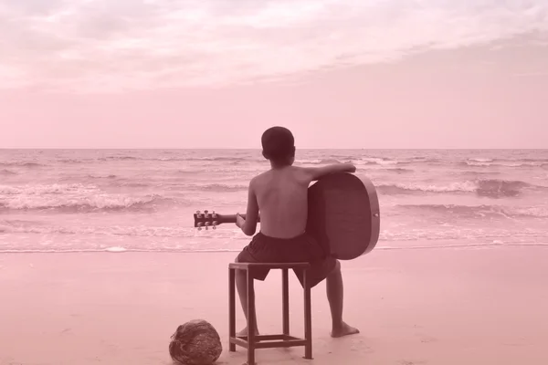 老式的儿童在海滩玩吉他. — 图库照片
