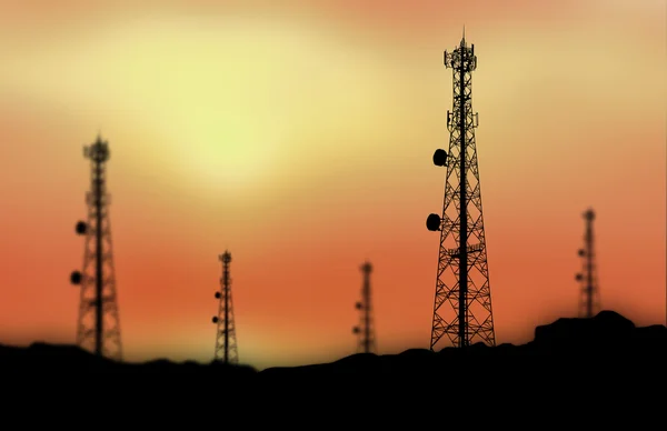 Silhouet telefoon antenne. Zonsondergang achtergrond — Stockfoto