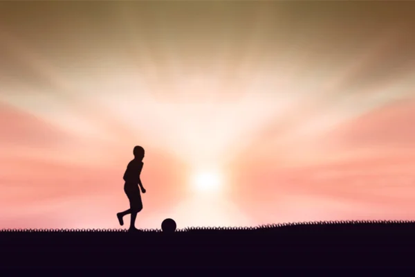 Sziluettjét a gyerekek játszanak a foci háttér naplemente. — Stock Fotó