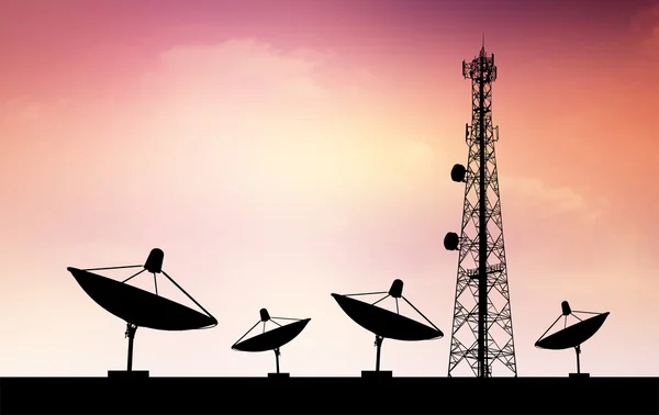 Satelliet schaduw en telefoon antenne oranje hemelachtergrond — Stockfoto