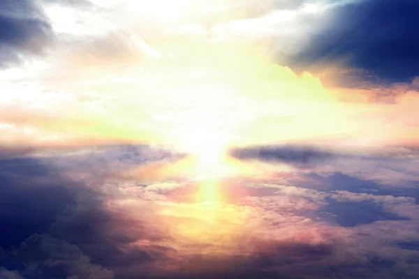 空の雲に輝く太陽からの光. — ストック写真