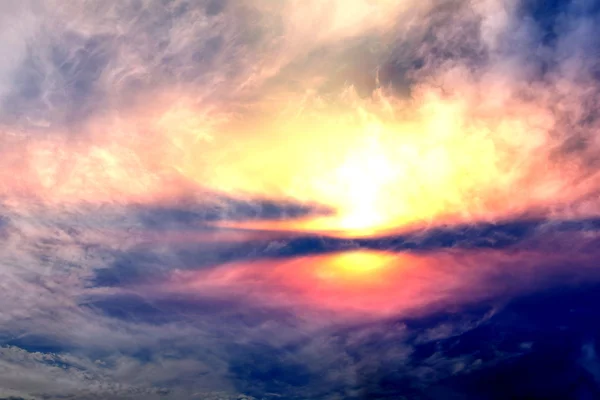 Light from the sun shining through the clouds in the sky. — Stock Photo, Image