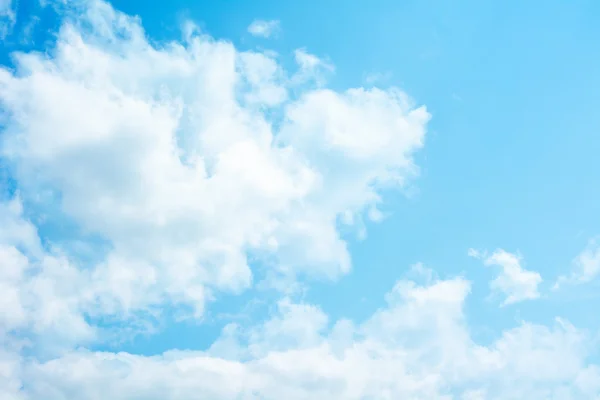 Blauer Himmel mit Wolken — Stockfoto