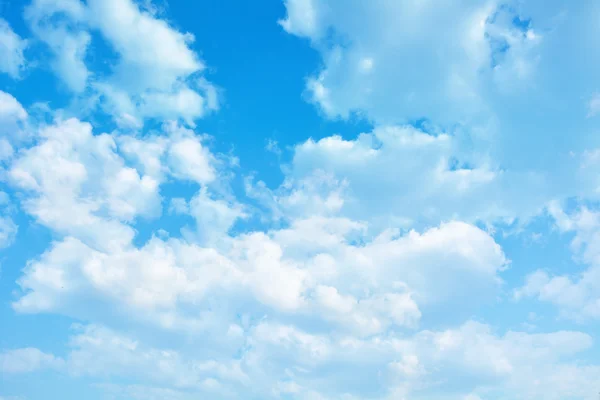 Blauer Himmel mit Wolken — Stockfoto