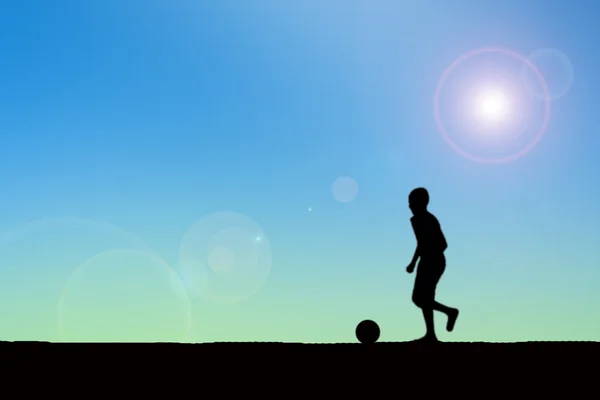 Sziluettjét a gyerekek játszanak a foci háttér naplemente. — Stock Fotó