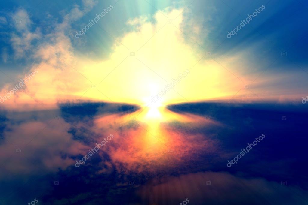 空の雲の切れ間から輝く太陽からの光 ストック写真 C Buraratn