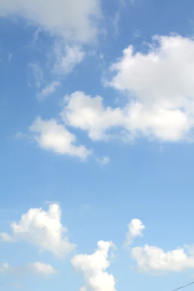 雲と青い空 — ストック写真