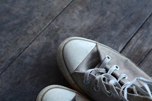Zapatos viejos en un suelo de madera.Estilo Vintage —  Fotos de Stock