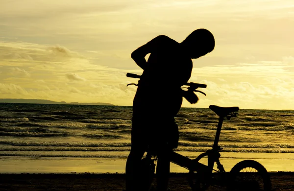 儿童和自行车剪影在沙滩上. — 图库照片