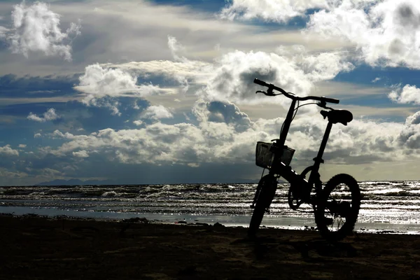 Fahrradsilhouette am Strand sand.vintage style — Stockfoto