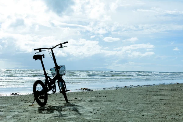 沙滩上的沙子的自行车剪影 — 图库照片