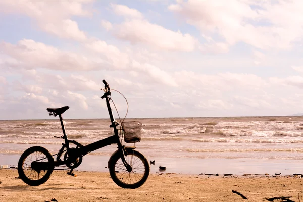 沙滩上的沙子的自行车剪影 — 图库照片