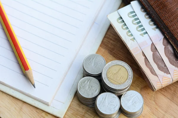 Concepto de ahorrar dinero, poner monedas en una taza en un piso de madera . —  Fotos de Stock