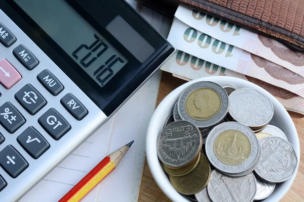 Conceito de poupança de dinheiro em 2016, moedas em um piso de madeira . — Fotografia de Stock