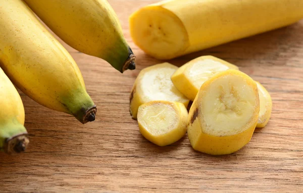 Plátky banánů v poháru nad tabulku. — Stock fotografie