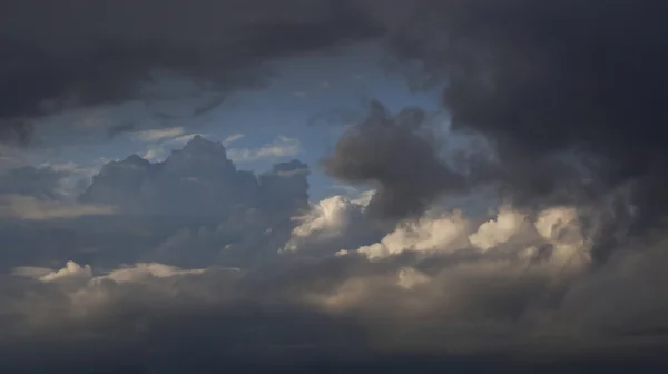 Panorama günbatımı bulutlar.