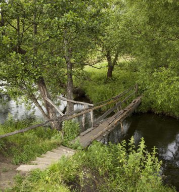 Nehrin üzerindeki eski köprü..