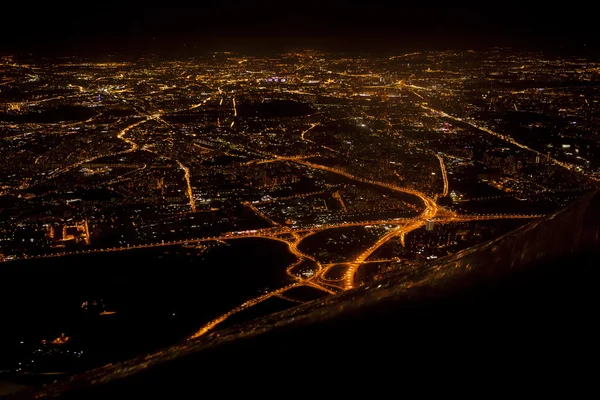 Ver la ciudad por la noche desde un avión . Imágenes de stock libres de derechos