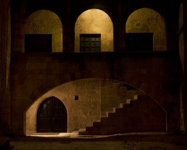 Kemerler ve merdiven ile ev.