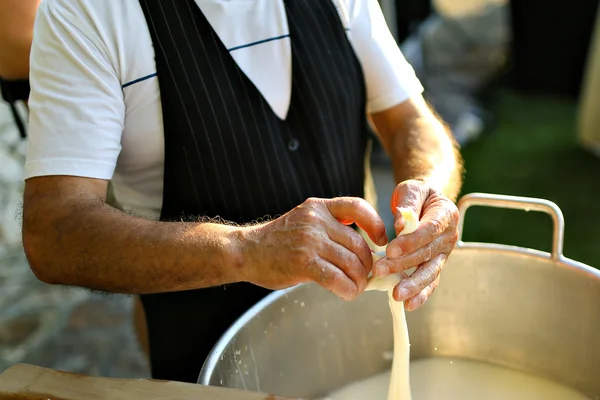 Hur man gör mozzarella Royaltyfria Stockbilder