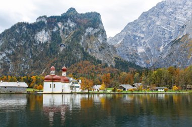 Göl Koenigssee tarihinde St Bartholomew Kilisesi