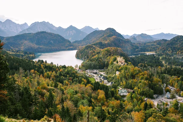 Göl Alpsee ve Hohenschwangau kale görünümü