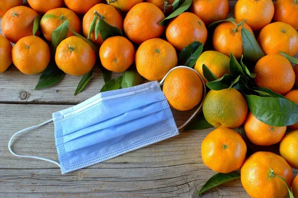 Topeng Medis Dan Tangerine Segar Perlindungan Virus — Stok Foto