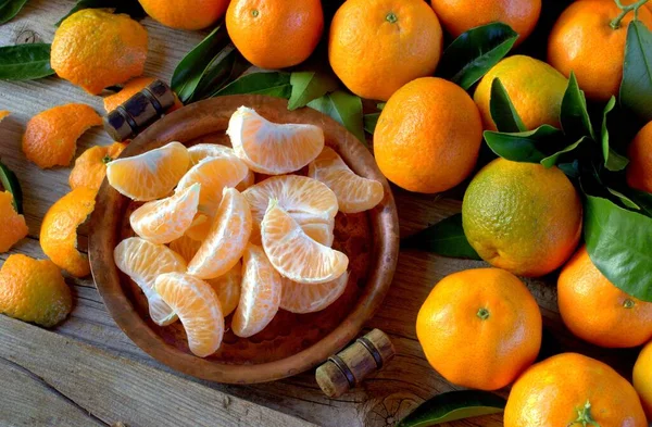 Tangerines Piring Atas Meja Kayu — Stok Foto