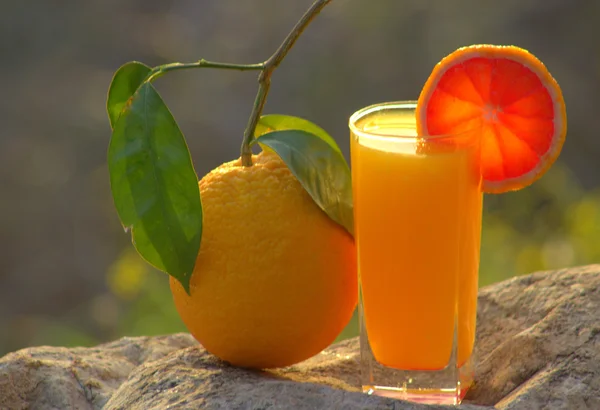 Laranjas, sumo de laranja . — Fotografia de Stock