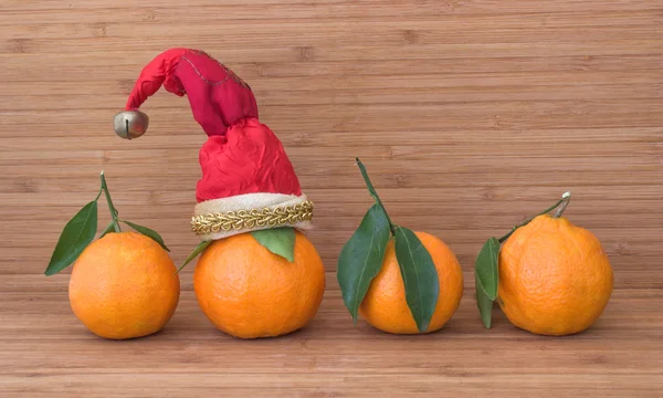 Tangerini. mandarino in cappello Babbo Natale . — Foto Stock