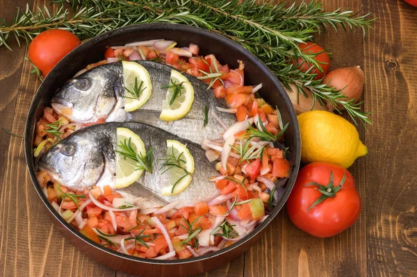 Peixe-marinho com legumes antes do cozimento . — Fotografia de Stock