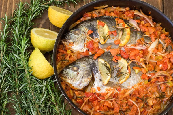 Fisch mit Gemüse gebacken. — Stockfoto